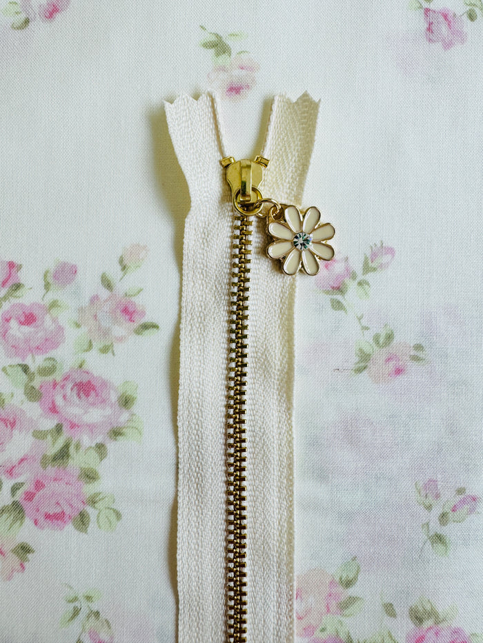 Margaret Flower Zipper - Cream - Atsuko Matsuyama