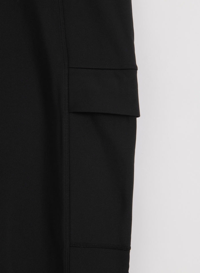 Close-up of black aim'n Warming Pocket Tights showing the side pocket detail