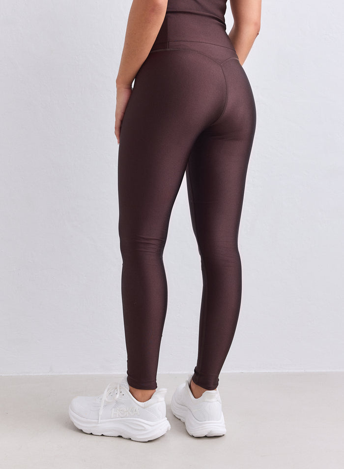 High-waisted chocolate brown shimmer tights with a glossy finish from aim'n [XS-165cm]
