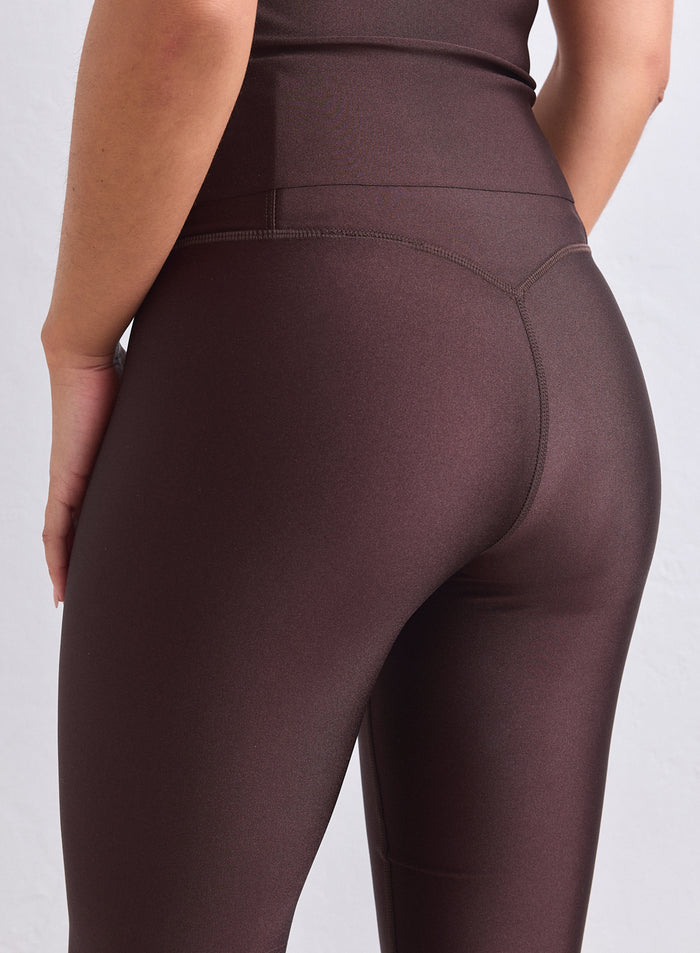 High-waisted aim'n shimmer tights in chocolate brown with a glossy finish, viewed from the back. [XS-165cm]