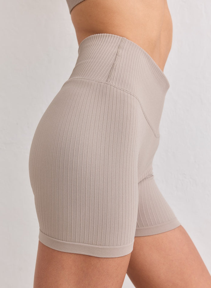High-waisted dark clay ribbed seamless midi biker shorts featuring a supportive fit. [S-178cm]