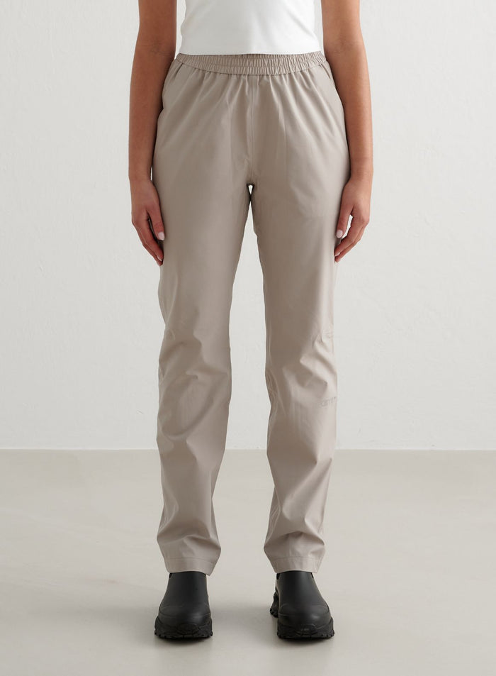 Dark clay waterproof pants featuring a regular fit and elastic waistband by aim'n.