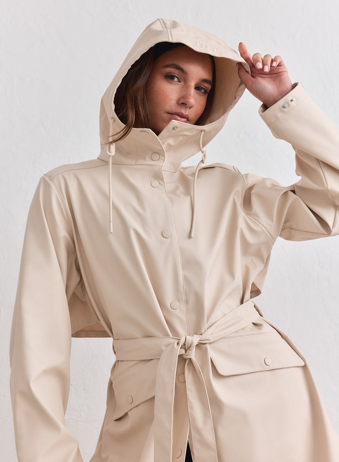 Sand waterproof rain jacket featuring an adjustable hood and belted waist by aim'n. [M-178cm]