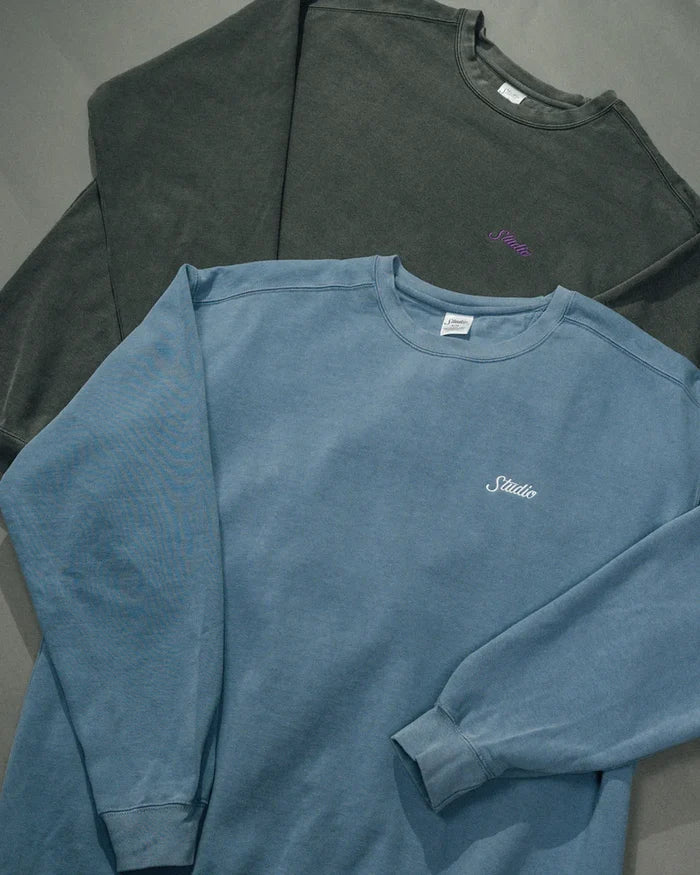 STUDIO - SMALL SCRIPT GARMENT DYED CREW - COOL BLUE